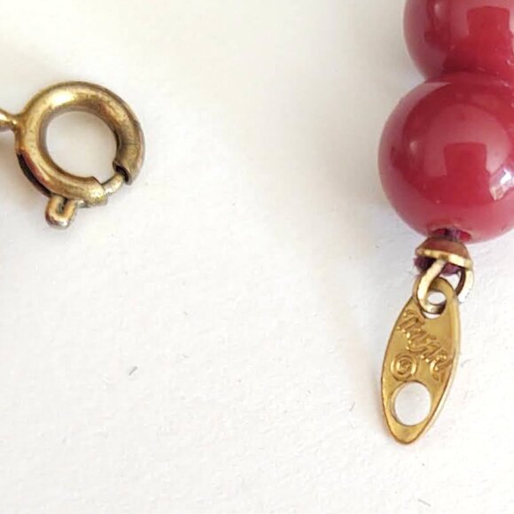 Vintage Trifari rusty red beaded necklace with twisted gold curved center bar - Picture 12 of 13